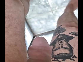 Solo performance of a gay man urinating in a homemade video in slow motion.